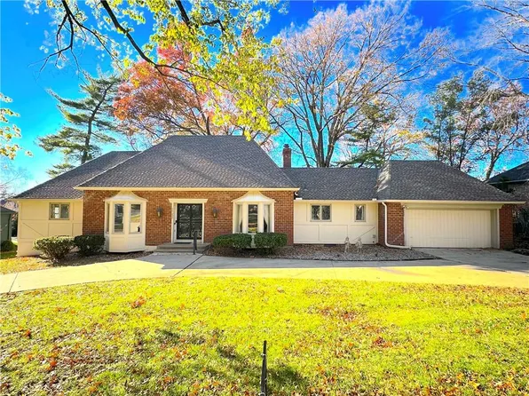 10332 Mohawk Ln, Leawood, KS 66206