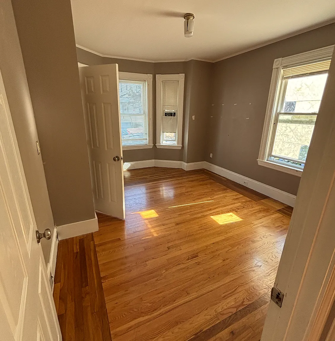 4 bed, 1200 sqft, $3,700 — Photo 3