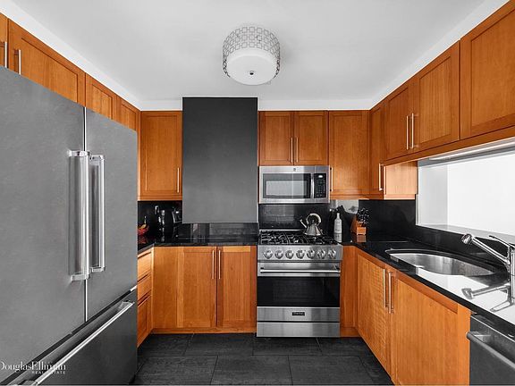 3rd image of 300 E 77th St APT 6A