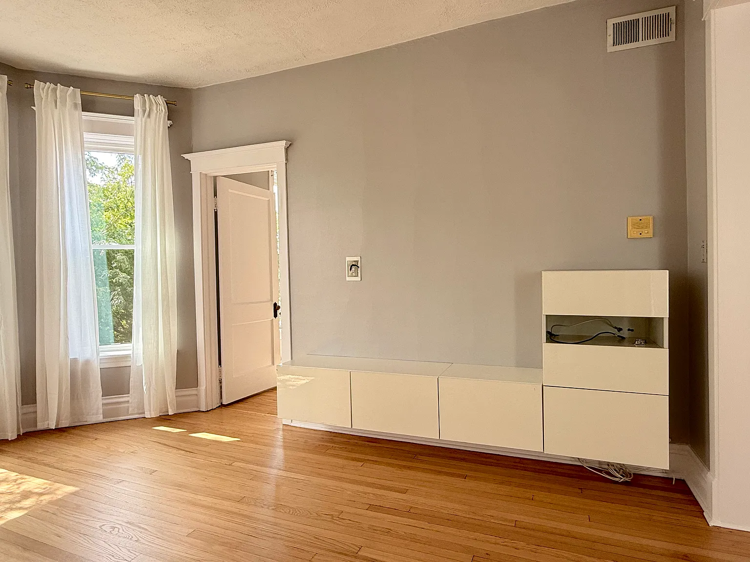 3 bed, 1400 sqft, $3,250 — Photo 2