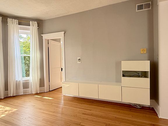 2nd image of 2112 W Addison St #3