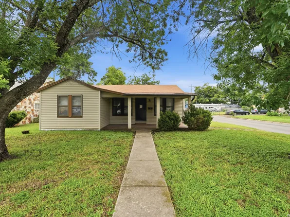 703 E Weinert, Seguin, TX 78155