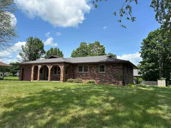 324 9th Ave SW, Dyersville, IA 52040