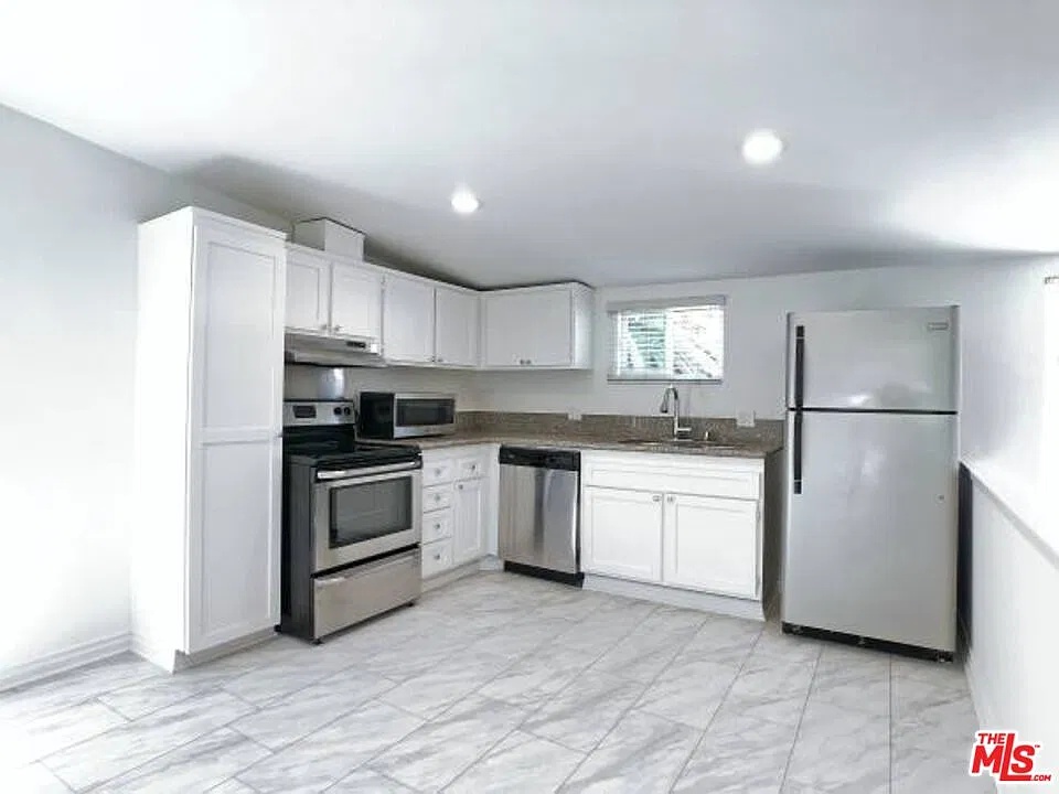 2211 Griffith Park Blvd #22