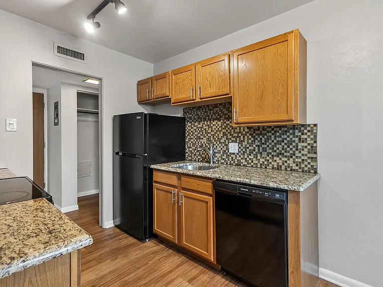 1333 N York St — Photo 7