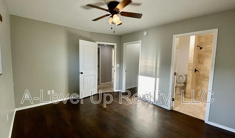 231 W 28th St — Photo 15