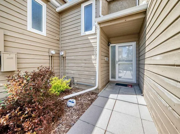 829 S Coach Bluff Cres SW #205, Calgary, AB T3H 1B1