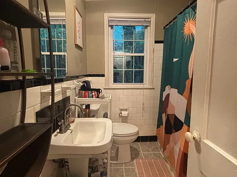 Better view of the bathroom.