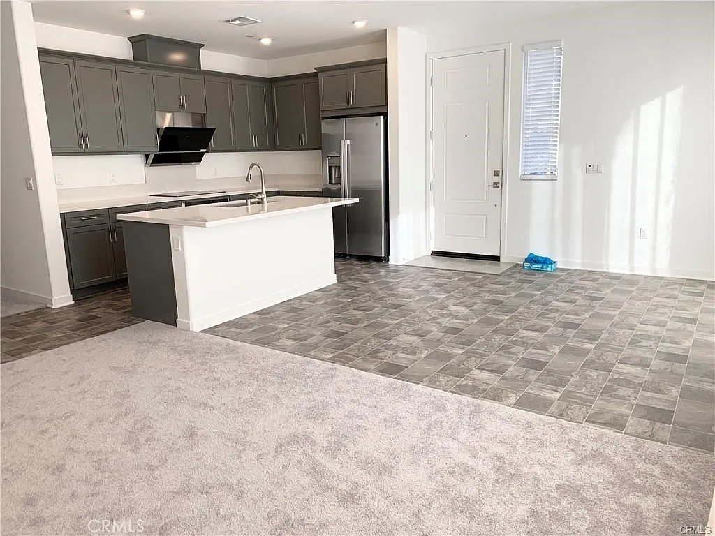 3 bed, 1309 sqft, $3,200 — Photo 2