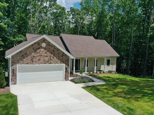 134 Barnstaple Dr, Daniels, WV 25832