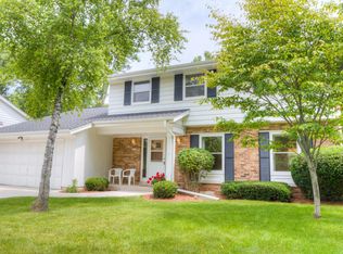 7460 N Mohawk Rd, Fox Pt, WI 53217