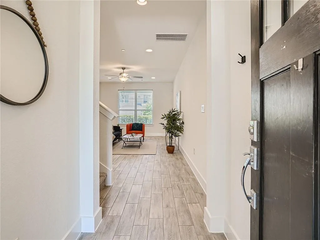 3 bed, 2.5 bath, 1780 sqft, $2,200 — Photo 4