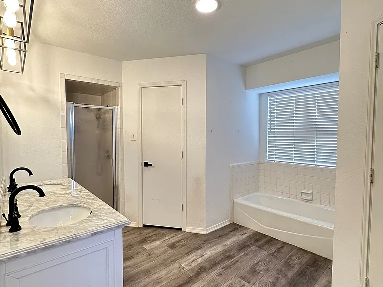 228 S Pearson Ln — Photo 8