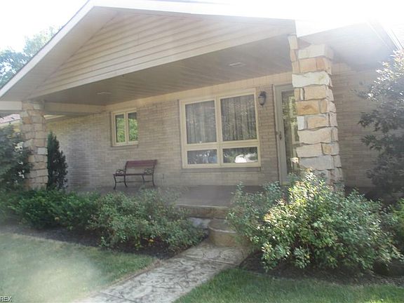 4th image of 427 4th St NE