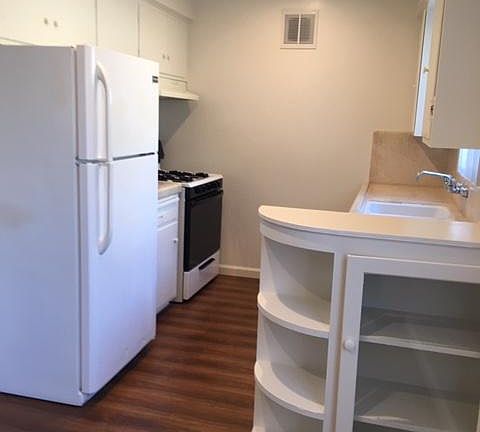 3rd image of 1021 Hornblend St