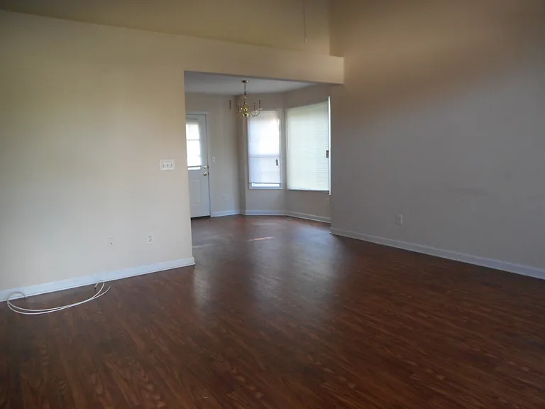 100 Fairfax Dr — Photo 1