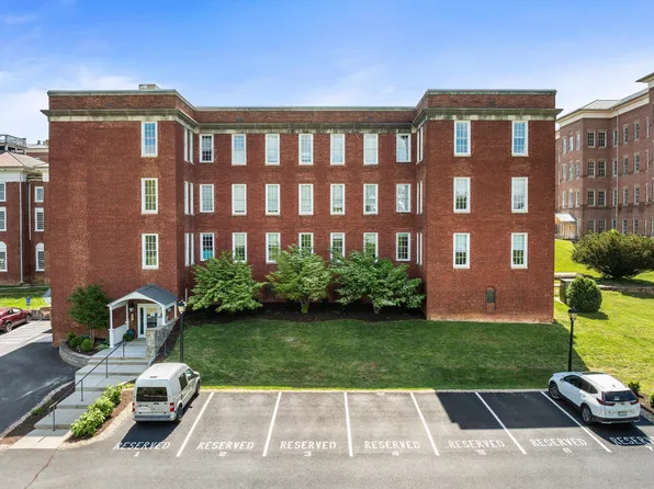 101 Village Dr #304, Staunton, VA 24401