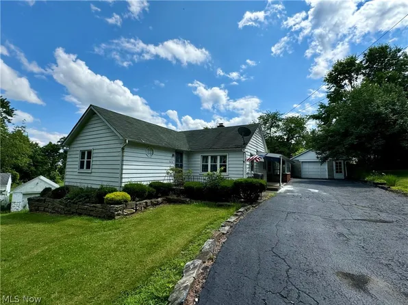 7670 Elm St, Masury, OH 44438