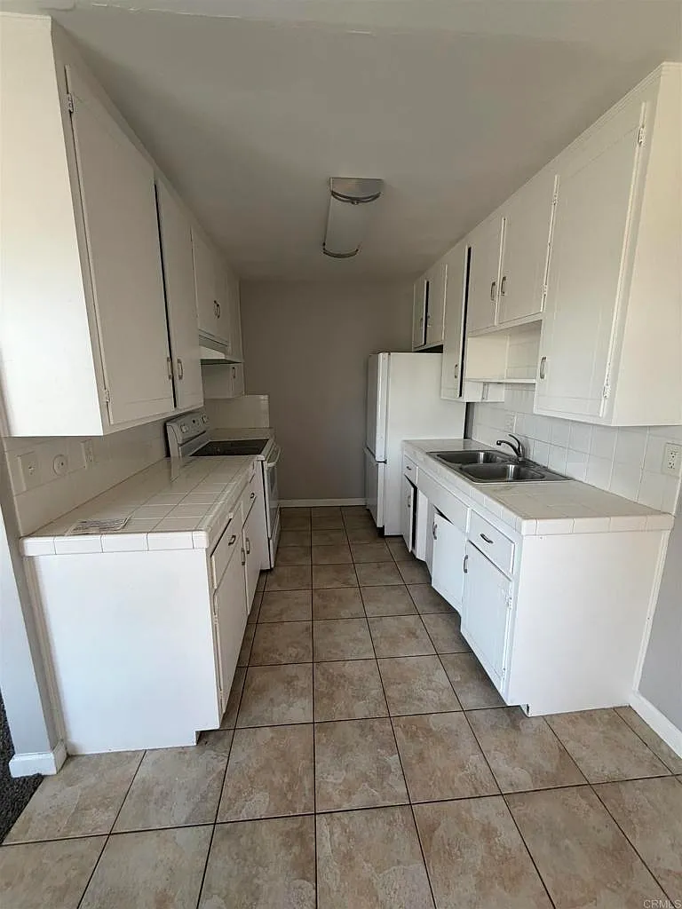 2 bed, 900 sqft, $2,400 — Photo 3