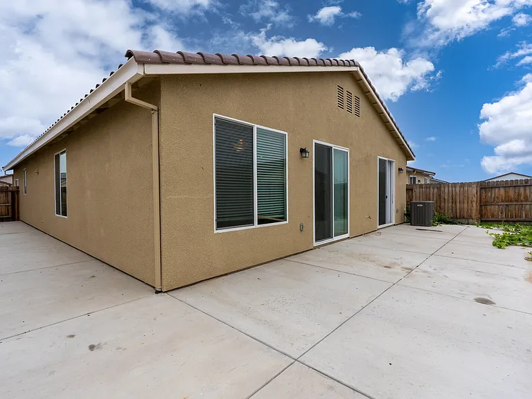 814 Courtney Ct — Photo 23