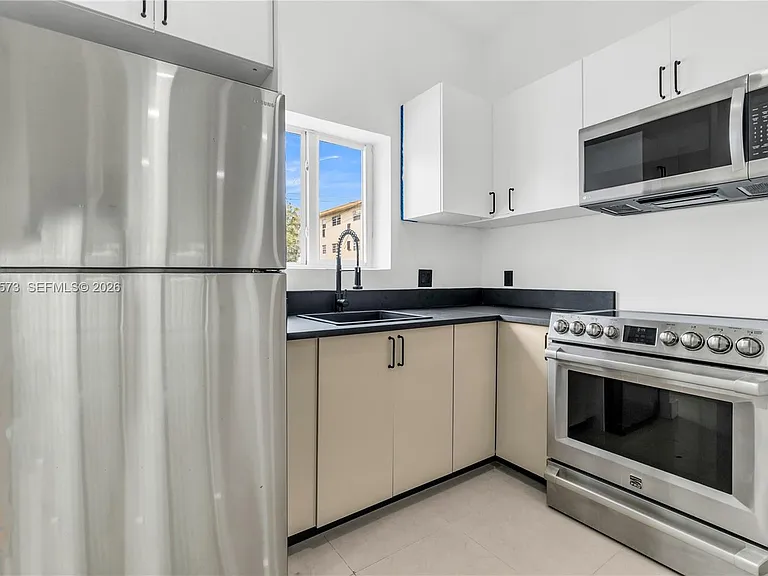 1011 SW 7th St #2 — Photo 11