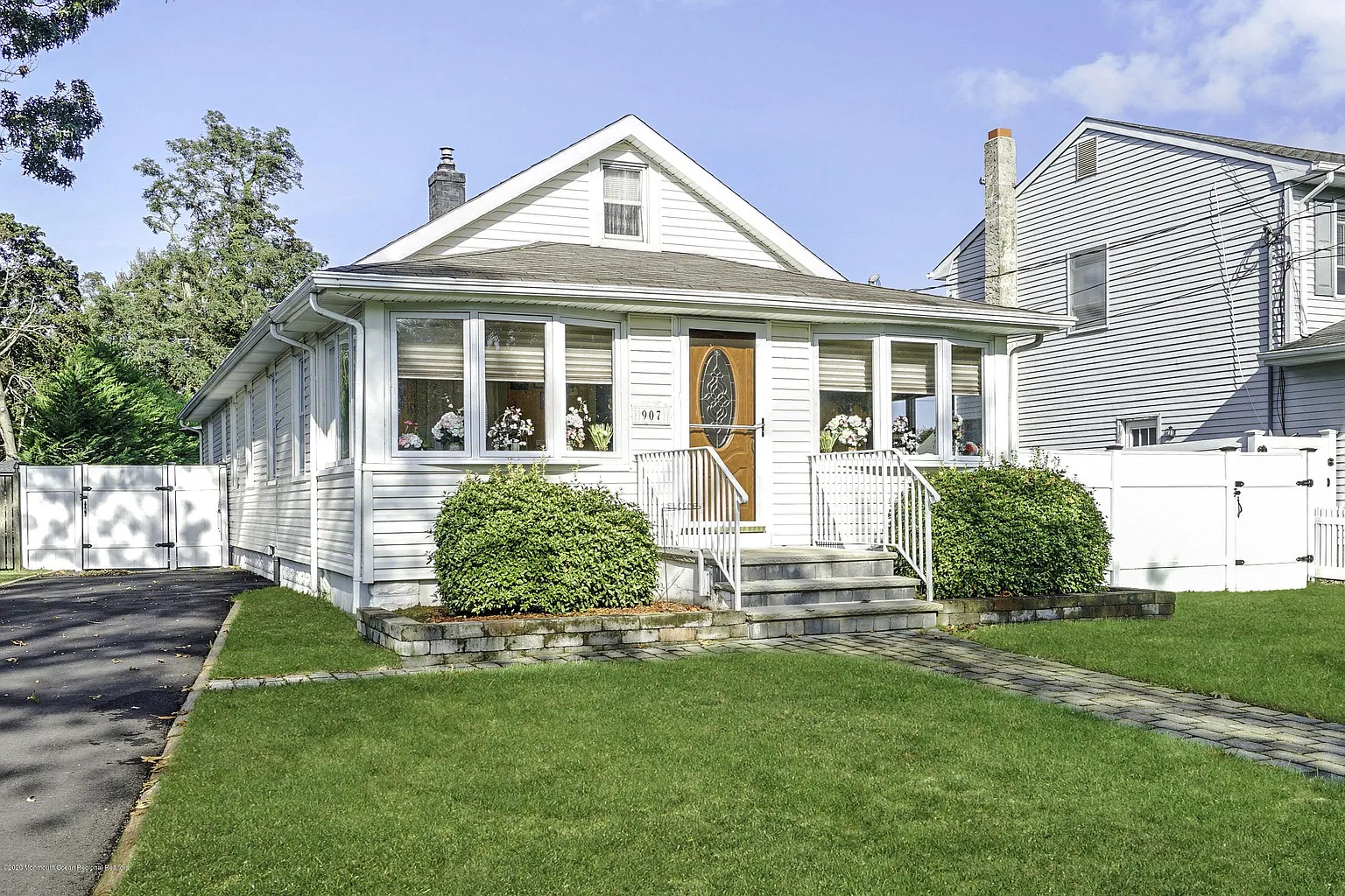 907 Borden Ave photo 1