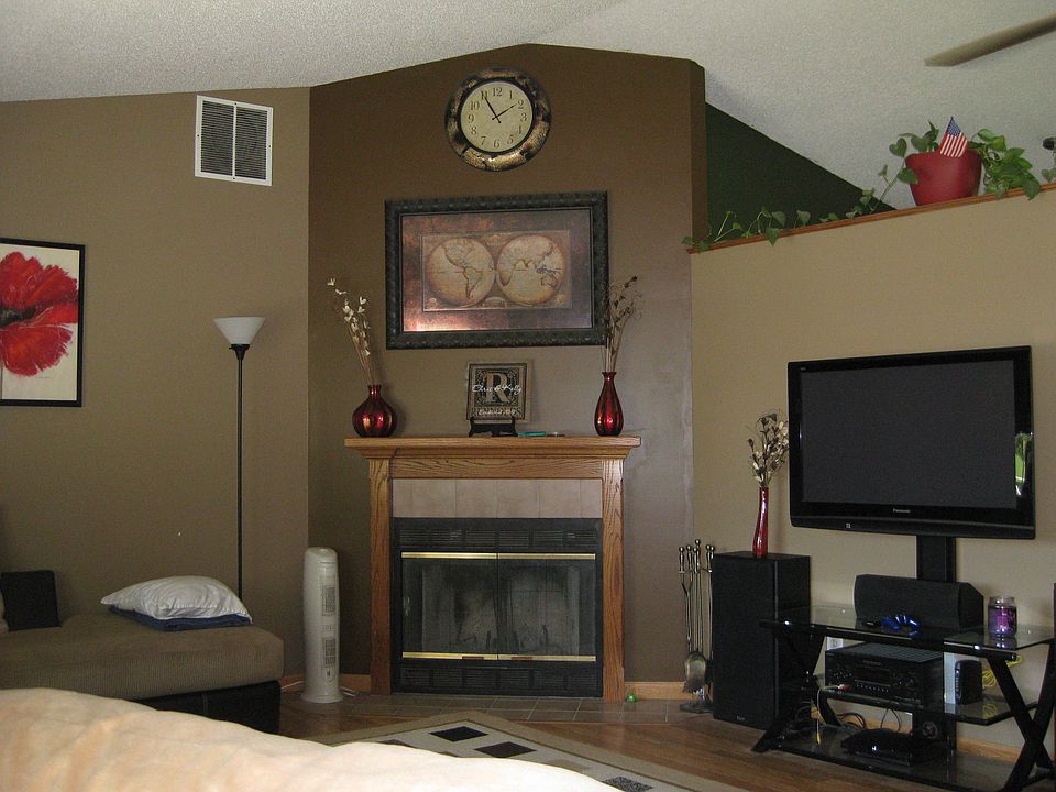 LIVING ROOM W. FIREPLACE