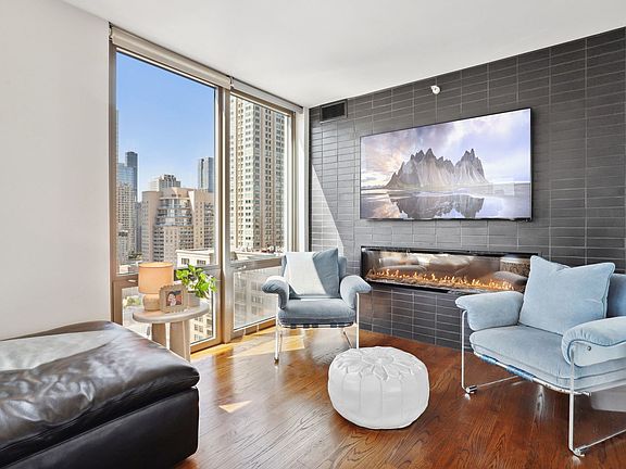 5th image of 2 E Erie St APT 3002