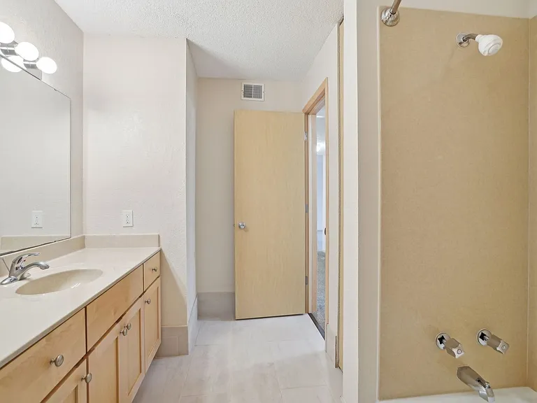 Larpenteur Estates Apartments — Photo 25