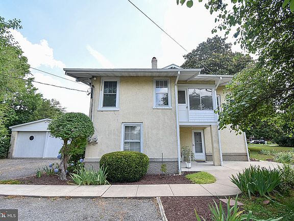 5th image of 122 Main St