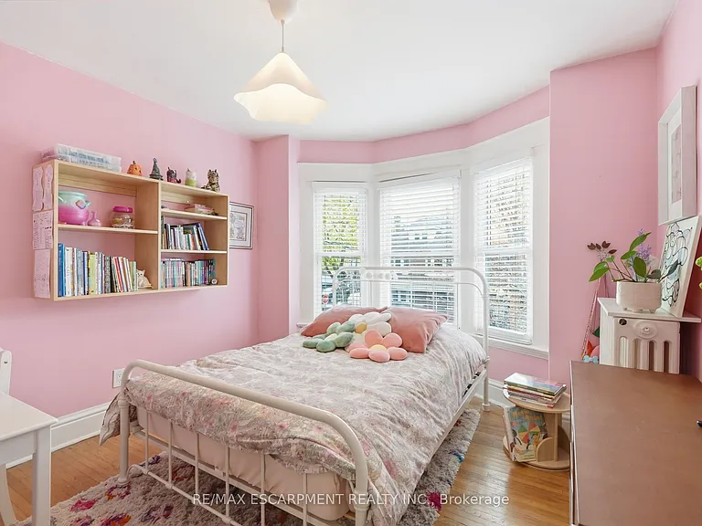37 Connaught Ave S — Photo 18