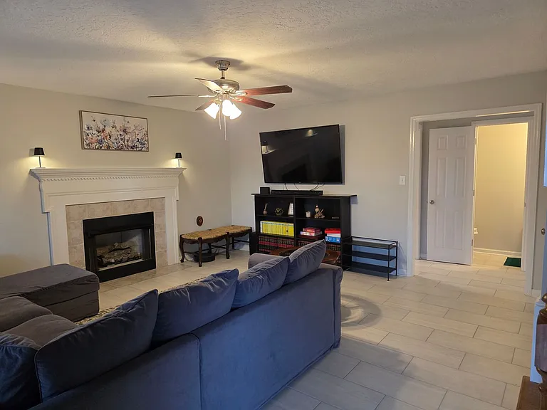 1318 Maple Leaf Ct — Photo 2