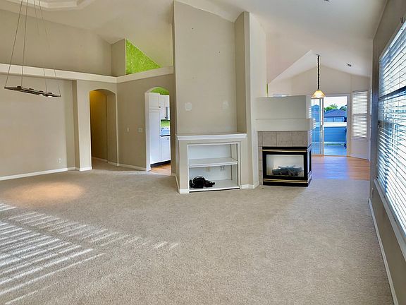 Double-sided gas fireplace