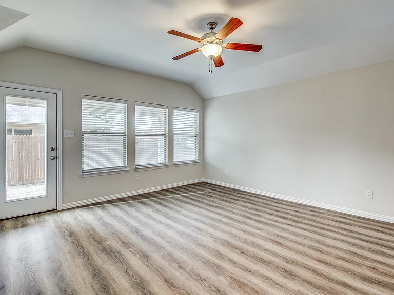 2100 Willow Creek Dr — Photo 17