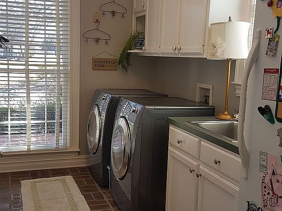 laundry room w/ sink
