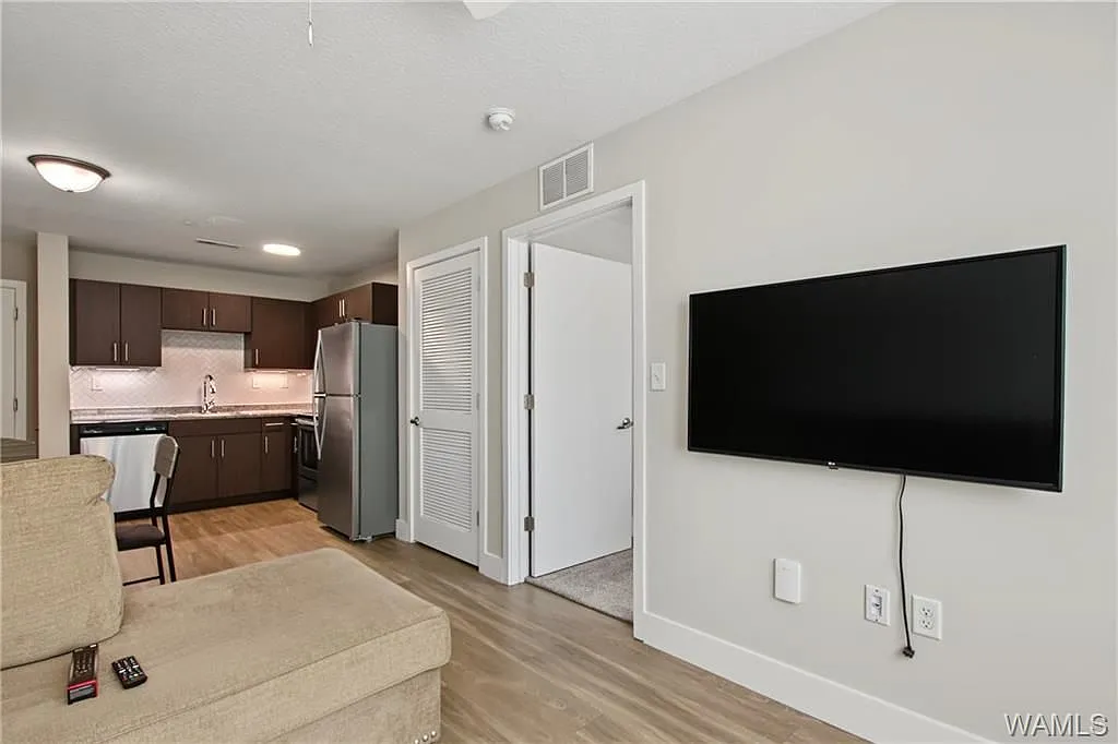 3 bed, 3.0 bath, 1266 sqft, $2,595 — Photo 4