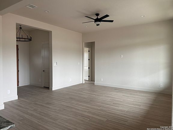 3rd image of 260 Glenvalley Circle