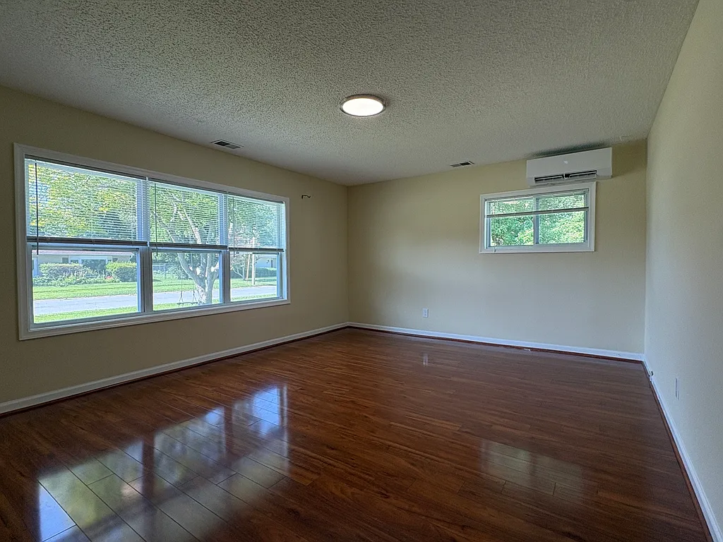 3 bed, 1.0 bath, 1274 sqft, $2,250 — Photo 3