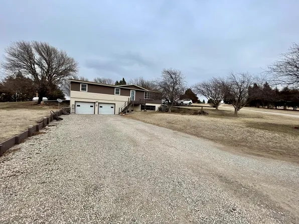 65 Hilltop Circle Dr, Great Bend, KS 67530