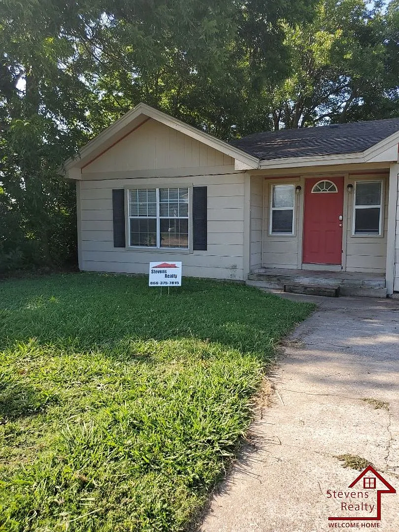 50% off first months rent! | Warm Cozy Classic Home — Photo 2