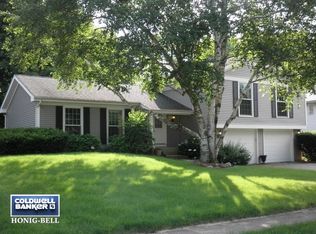 690 Greenbrier Ln, Crystal Lake, IL 60014