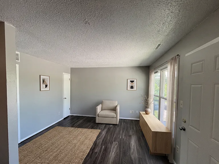 130 Sherwood Ct — Photo 2
