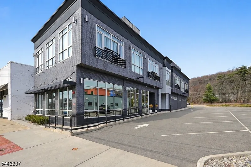 271 Millburn Ave #2B