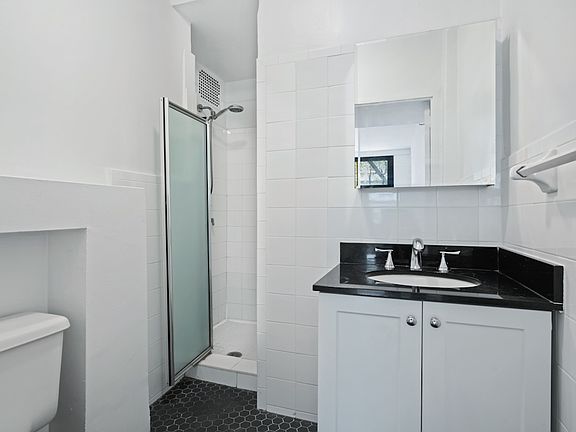 5th image of 321 E 69th St APT 2C