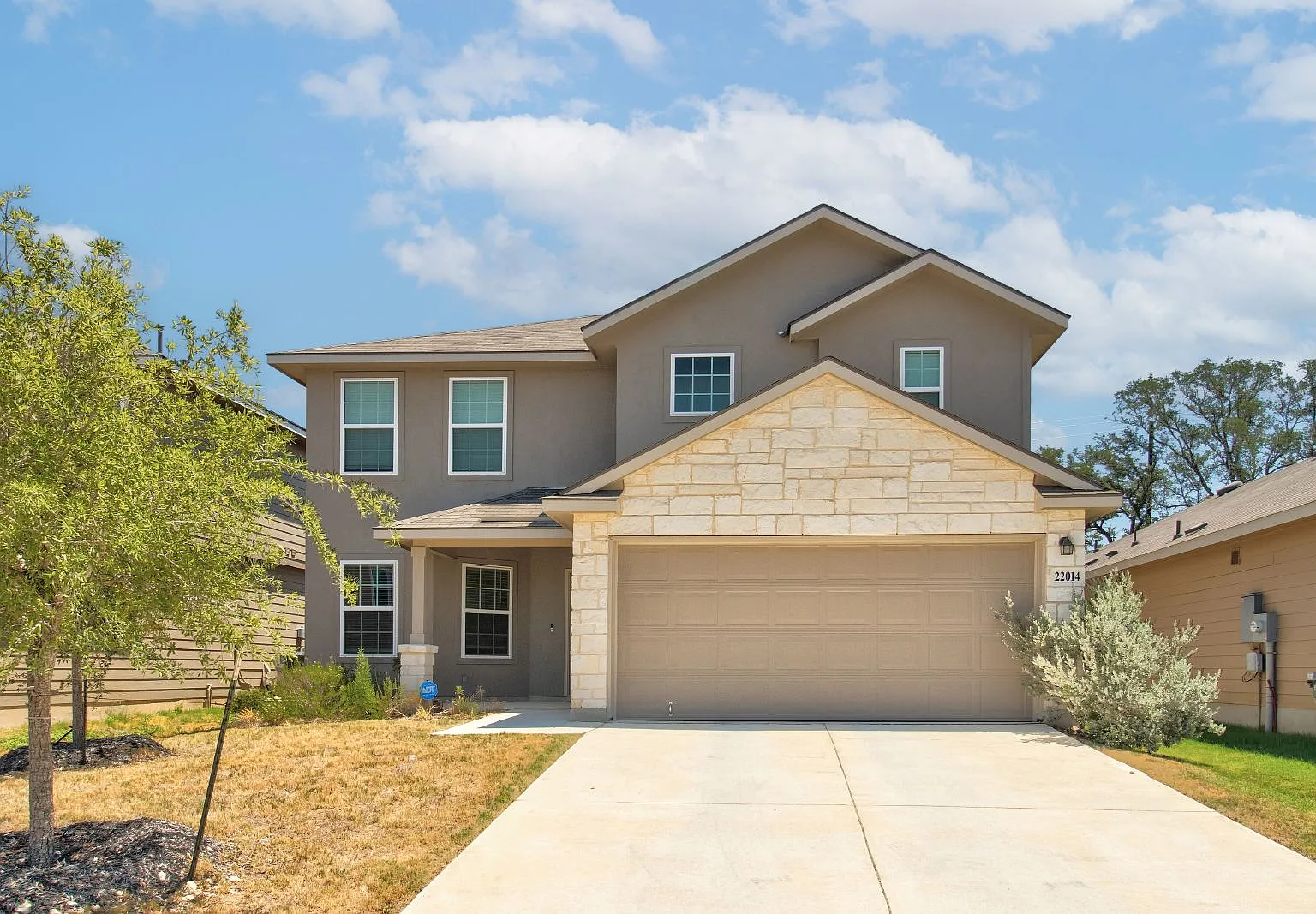 4 bed, 2.5 bath, 2296 sqft, $2,300 — Photo 1