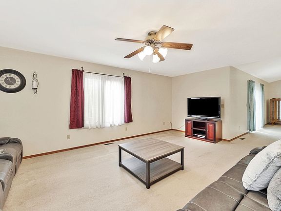 5th image of 2424 Gentry Ln