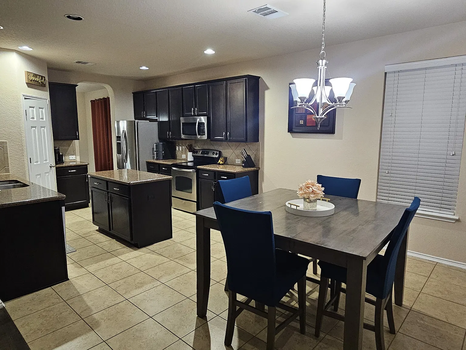4 bed, 3.5 bath, 3143 sqft, $2,400 — Photo 4
