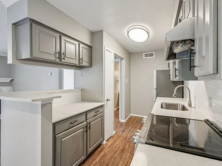 5644 Riverwalk Dr — Photo 37