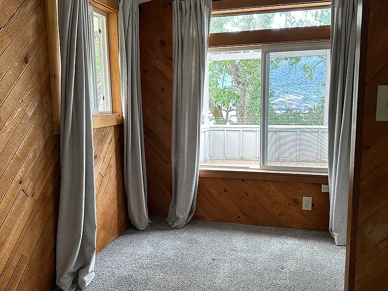 Bonus room (office or small bedroom)