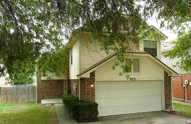 1st image of 925 Boxwood Dr